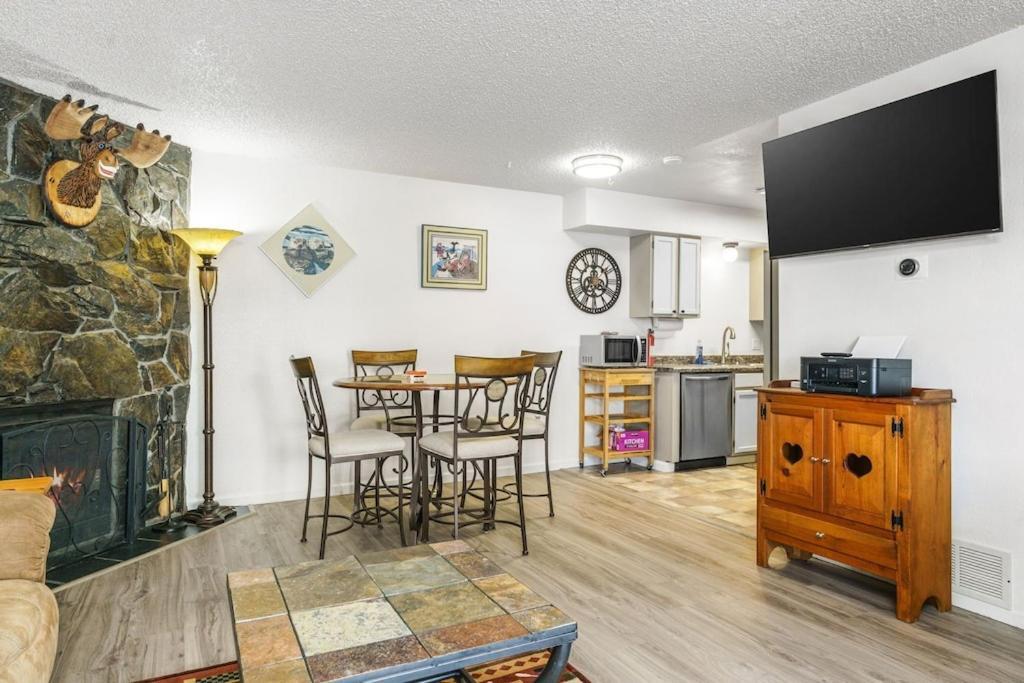 The Moose Crossing Apartment Anchorage Bagian luar foto