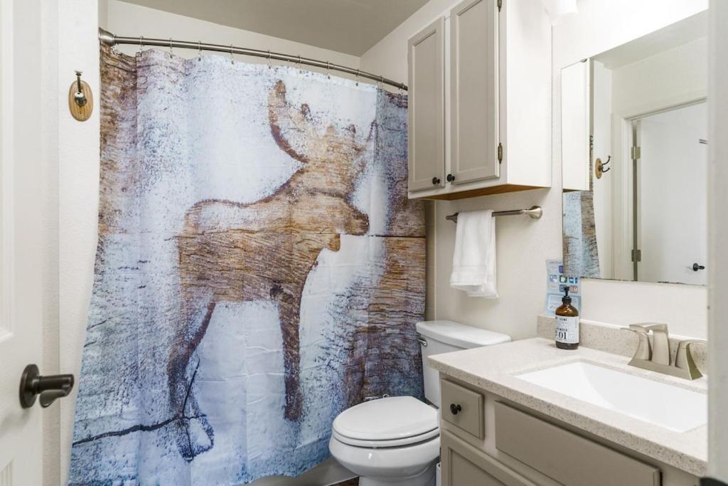 The Moose Crossing Apartment Anchorage Bagian luar foto